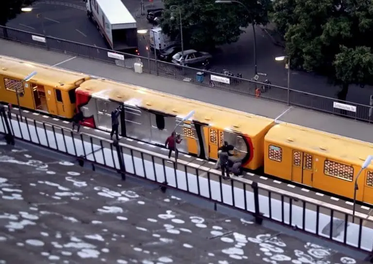1UP Crew: Erst Wholecar malen, dann abseilen // Video