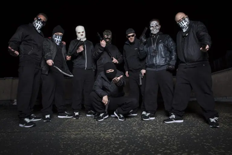 Hirntot Records: »Die haben den entsprechenden Gewaltdarstellungsparagraphen erweitert – unsertwegen!« // Interview