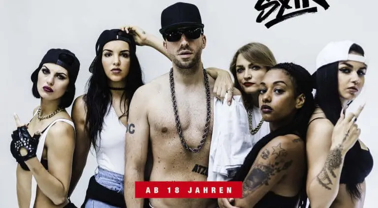 Zieh dein Shirt aus: Frauenarzt geht auf Tour // Live