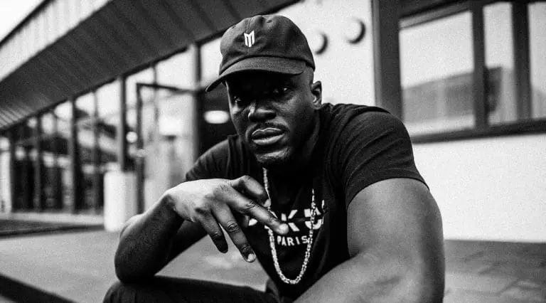 »Es wird zu wenig über Rassismus gesprochen« // Mortel im Interview