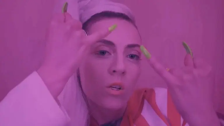 Cyber-Lovestory: Haiyti meldet sich mit »Chatboy« zurück // Video