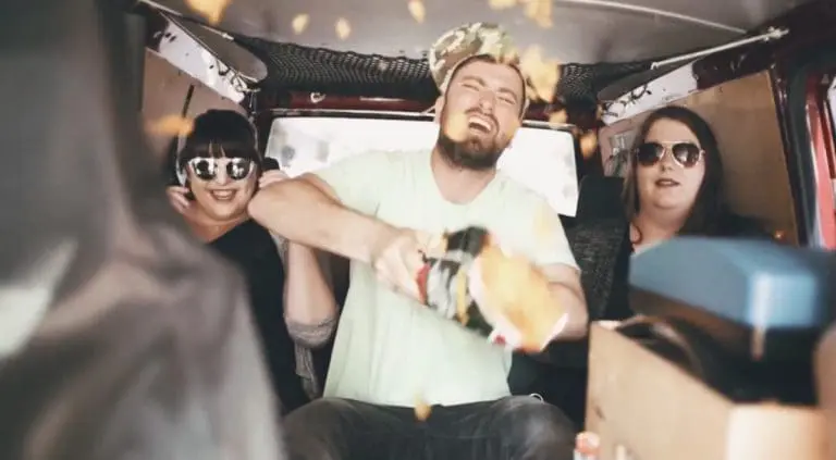 Marteria sackt Fans ein und spielt ihnen »Roswell« vor // Video