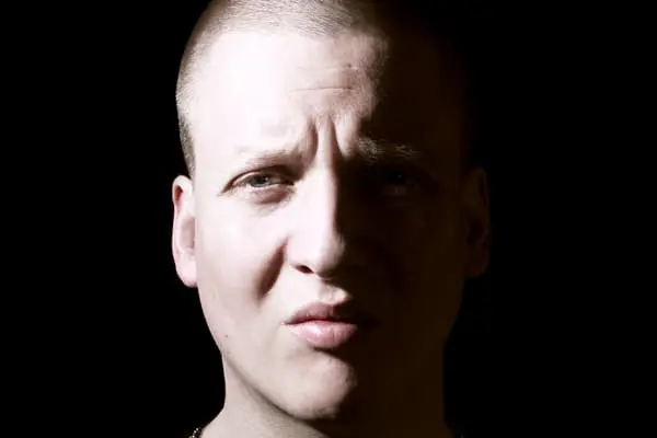 »Wenn mein Verleger irgendwelche E-Mails rumschickt, dass Monrose neue Songs für ihr Album brauchen, dann würde ich ihm halt Beats schicken.« // Nico (K.I.Z.) im Interview