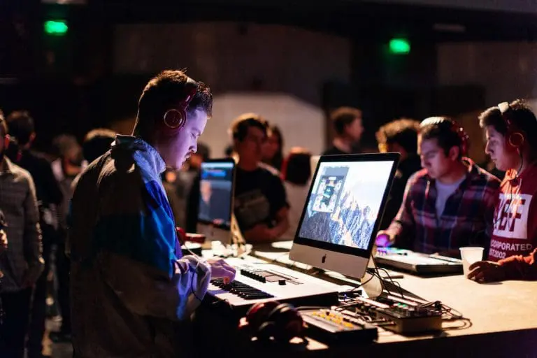 Native Sessions Berlin: Fachsimpeln mit Ahzumjot, Marvin Game und Figub Brazlevič // Live