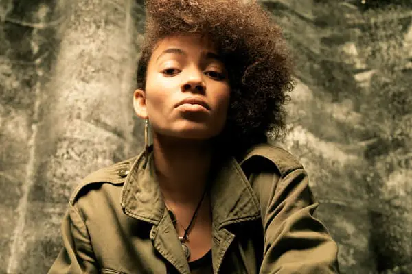 »Diese Feindseligkeit, dieser Wahnsinn. Sie treiben mich dazu an, kreativ zu sein« // Nneka im Interview