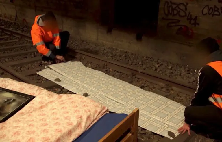 Zimmer gebaut und Schienen abmontiert im U-Bahn-Schacht  // Video