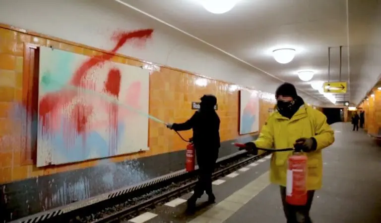 Die Metro-Feuerwehr: TOYs bringen Farbe in den U-Bahnhof // Video