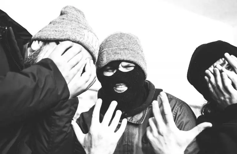 Waving The Guns: Im Dreck schwimmen, ohne zu Dreck zu werden // Feature