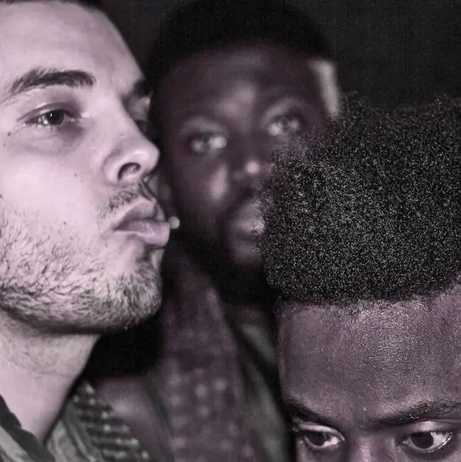 Young Fathers: »Kindisch zu sein, ist der beste Zustand für Kreativität« // Interview