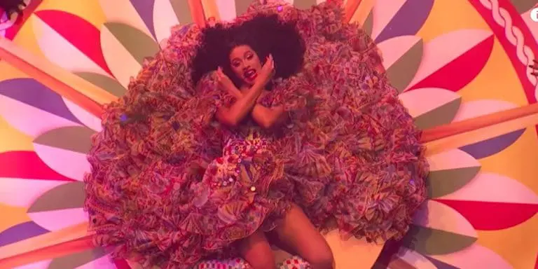 Cardi B liefert bei den AMAs die Performance des Abends ab // Video