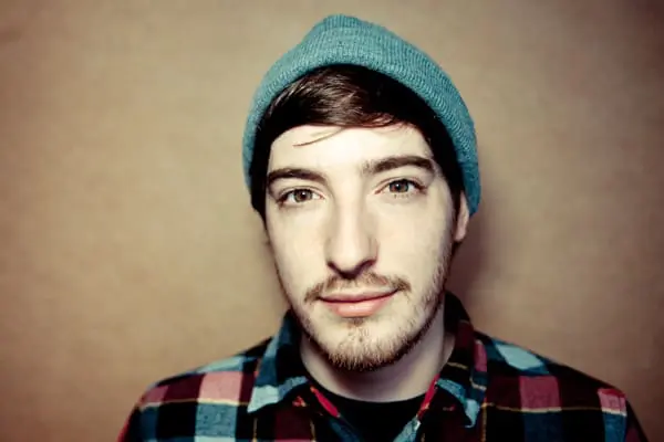 »So Typen, die mehr Schuhe als jede Frau haben und sich die Augenbrauen zupfen, beschimpfen mich als »Emo-Schwuchtel«, weil ich lange Haare habe und enge Hosen trage.« // Casper im Interview