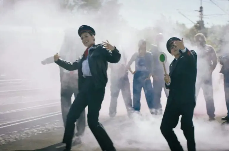 Eko Fresh rappt im DB-Werbespot »Rollin« über den bayrischen Zugverkehr // Video