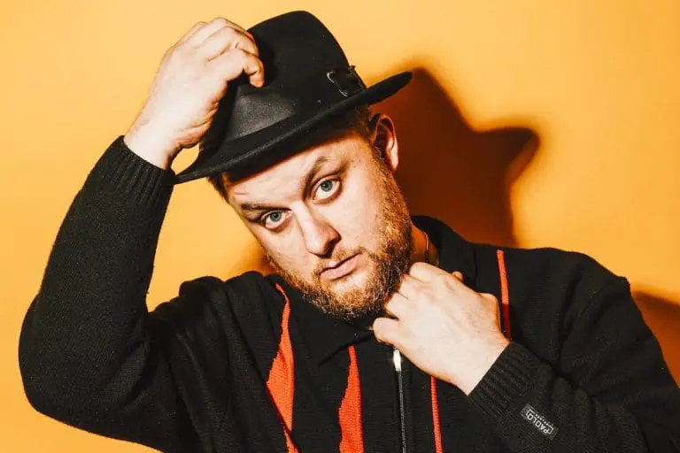 »Mir hat niemand ein Burnout bescheinigt, aber: Ich war auf dem Weg dahin« // Fatoni im Interview