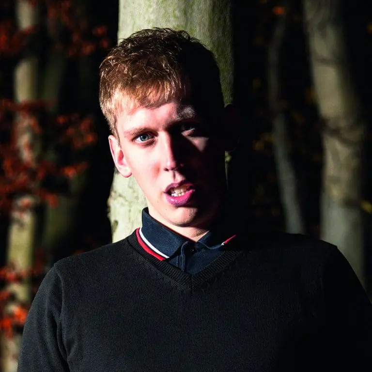 »Da bilden sich Grundsteine für Rap-Karrieren wenn du ­Säcke schleppst, aus denen Lymphe und Blut tropft« // grim104 im Interview