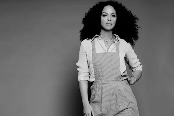 »Ich tue mich wirklich schwer damit, auf Deutsch zu schreiben.« // Joy Denalane im Interview