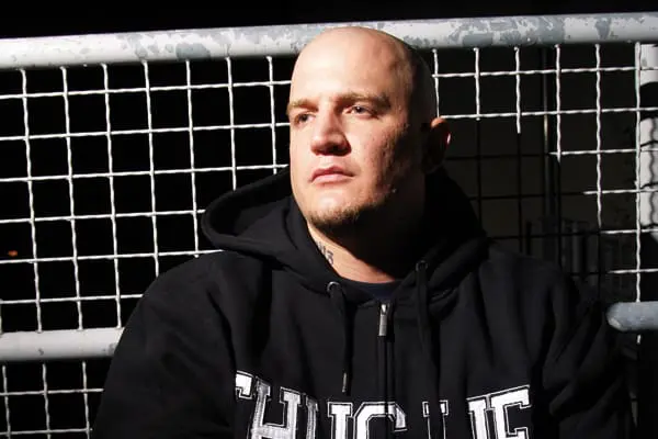 »Gerade lass ich mich gehen, saufe vier Tage am Stück, verprügele jemanden oder ficke eine Hure. Dann wieder gehe ich beten, bin traurig, weine den ganzen Tag.« // MC Bogy im Interview