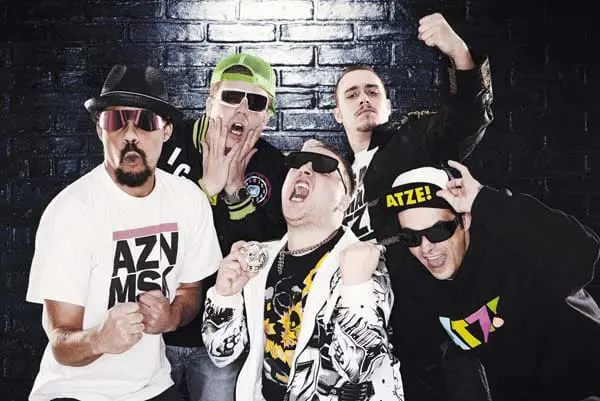 »Viele haben uns für Idioten gehalten. Jetzt haben sie sich damit auseinandergesetzt und gesehen, dass wir weder Idioten noch Spasten sind, sondern einfach gut Party machen und eine geile Stimmung verbreiten.« // Die Atzen im Interview