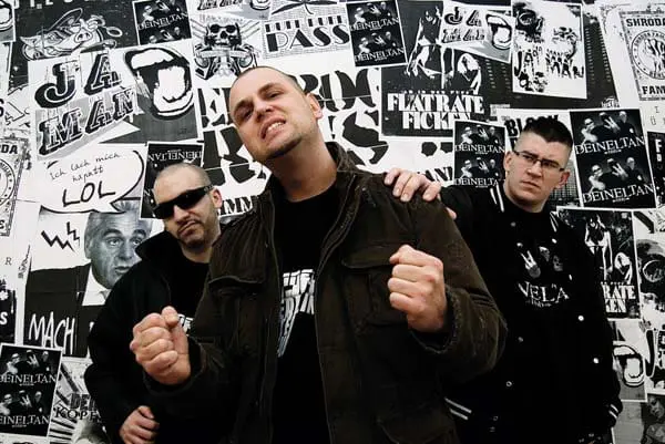 »Ich wollte gerade aufmachen, da haben sie die Tür schon aufgebrochen und rannten mit Schildern und Helmen durch meinen Flur.«// DeineLtan im Interview