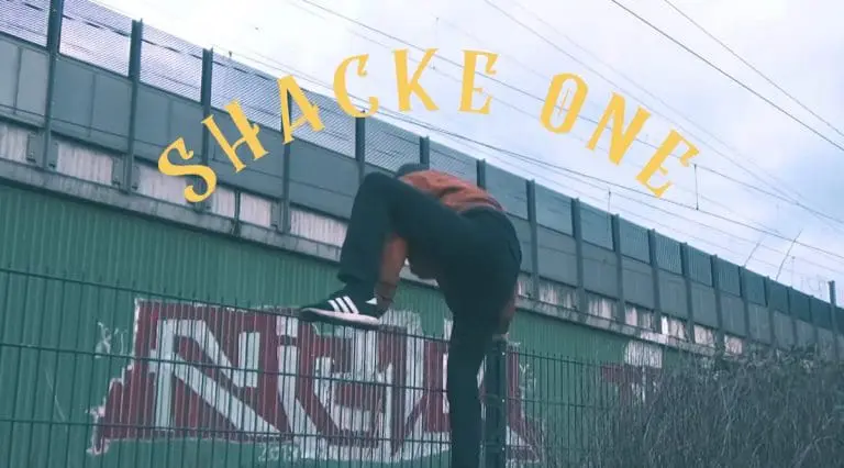 Geplatzte Party im Berliner Untergrund: Shacke One feiert Release von »Shackitistan« // Video