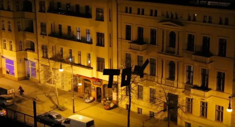 TOYs über Berlin: Tag hängt in der Luft // Video