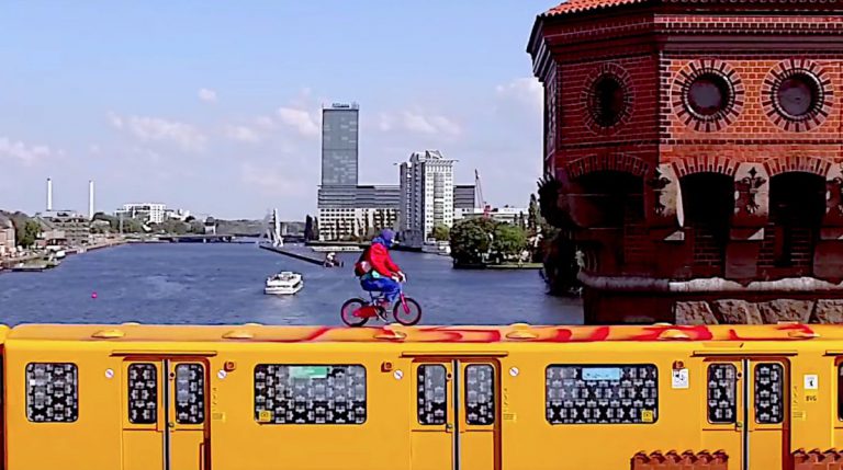 Berlin Kidz surfen mit dem Fahrrad auf fahrender U-Bahn // Video