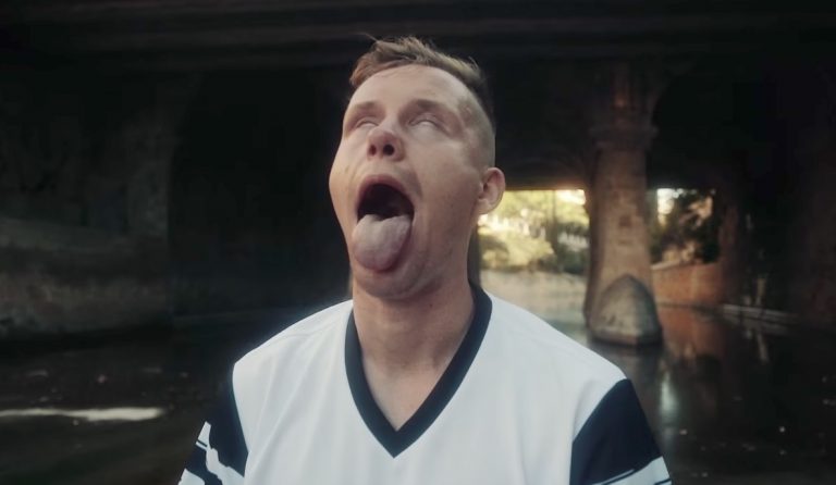 PROLETIK gibt Signing von Fruchtmax mit drei neuen Songs bekannt // Video