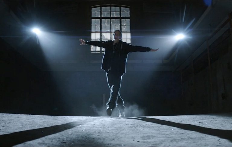 Eminem feat. Sia – Guts Over Fear [Video]