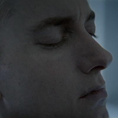 Eminem – Headlights [Video]