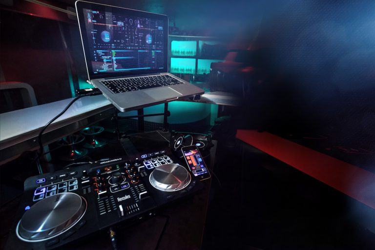 Technik: Universal DJ 3.0 & WAE Outdoor 04Plus von Hercules // Verlosung