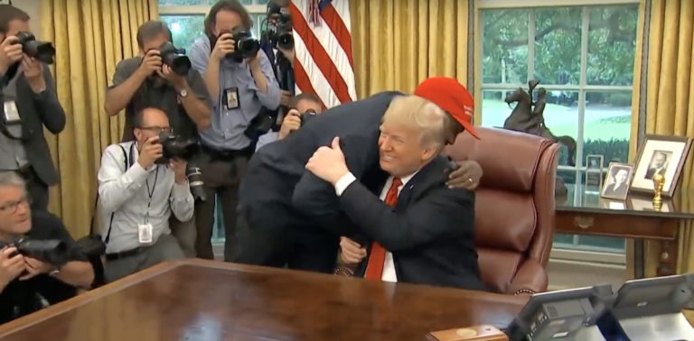 »I love this guy«: Kanye West zu Besuch bei Donald Trump // News