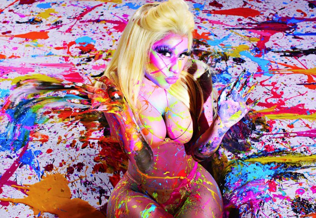 Nicki Minaj – OMG! Look at her butt! [Feature]