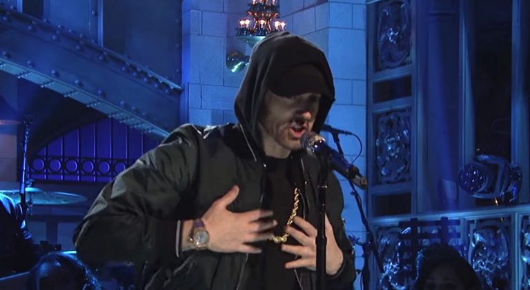 Eminem performt »Walk On Water«, »Stan« und »Love The Way You Lie« bei SNL // Video