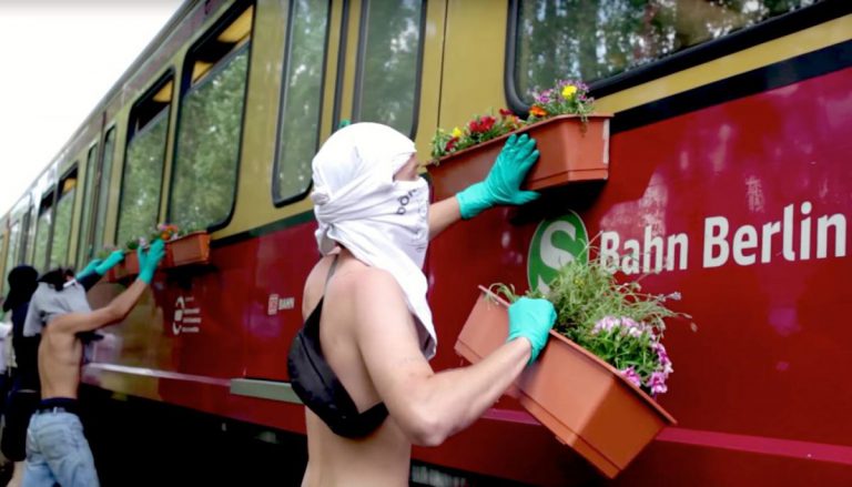 Backjump: TOYs bepflanzen S-Bahn // Video