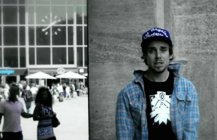 veedel_kaztro_fenster_zur_straße